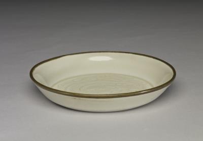 图片[2]-Dish with incised chi-dragon pattern in white glaze, Ding ware, Song dynasty (960-1279)-China Archive